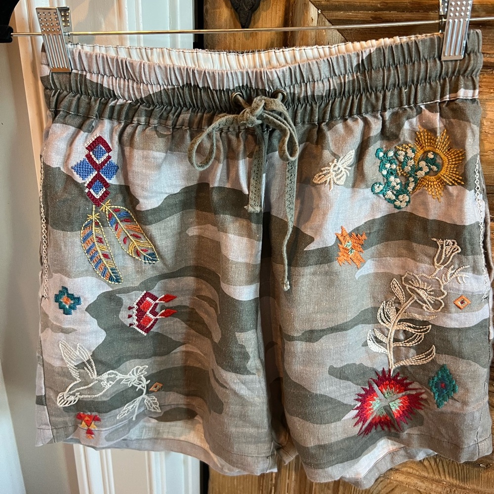 Johnny Was Camouflage Embroidered Women Shorts
